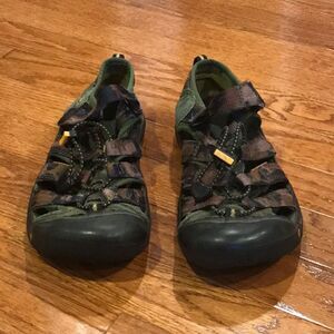 BOYS SIZE 5 CAMO KEENS!